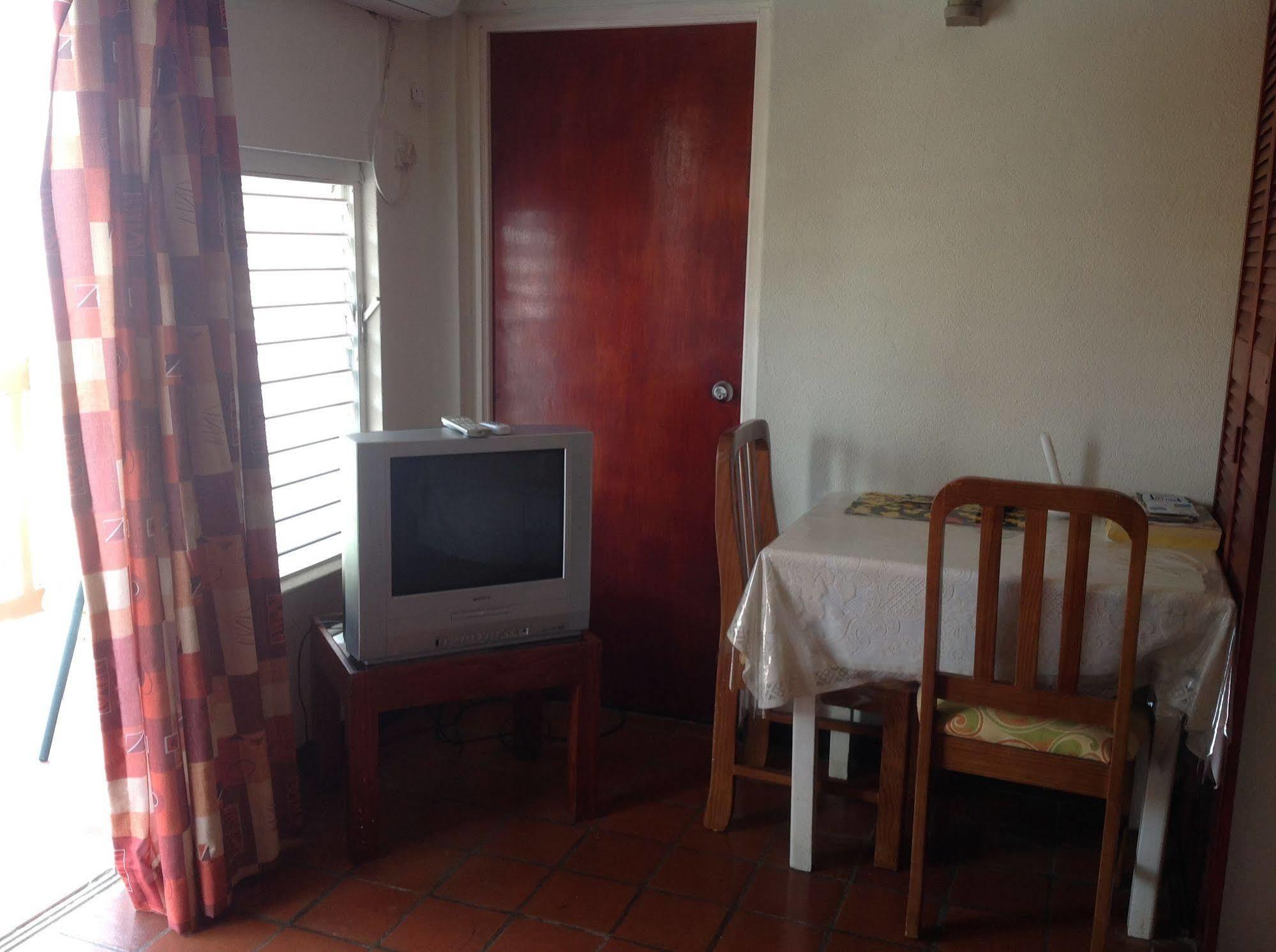 Carib Blue Apartments Oistins Exterior foto